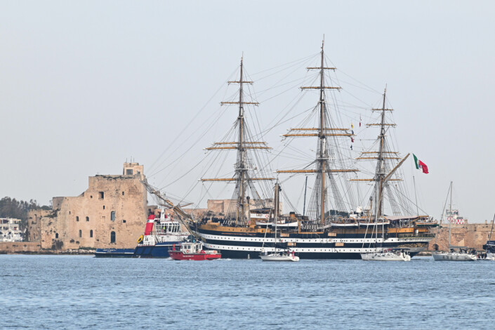 La Nave Amerigo Vespucci, storico veliero e nave scuola della Marina Militare fa tappa a Brindisi in occasione del Tour del Mediterraneo 2025.